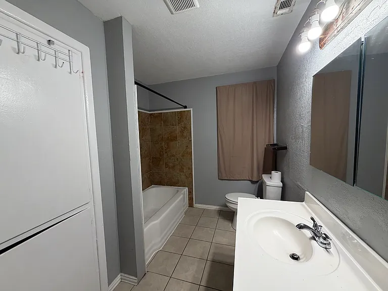 Second Bathroom (Full Bath)