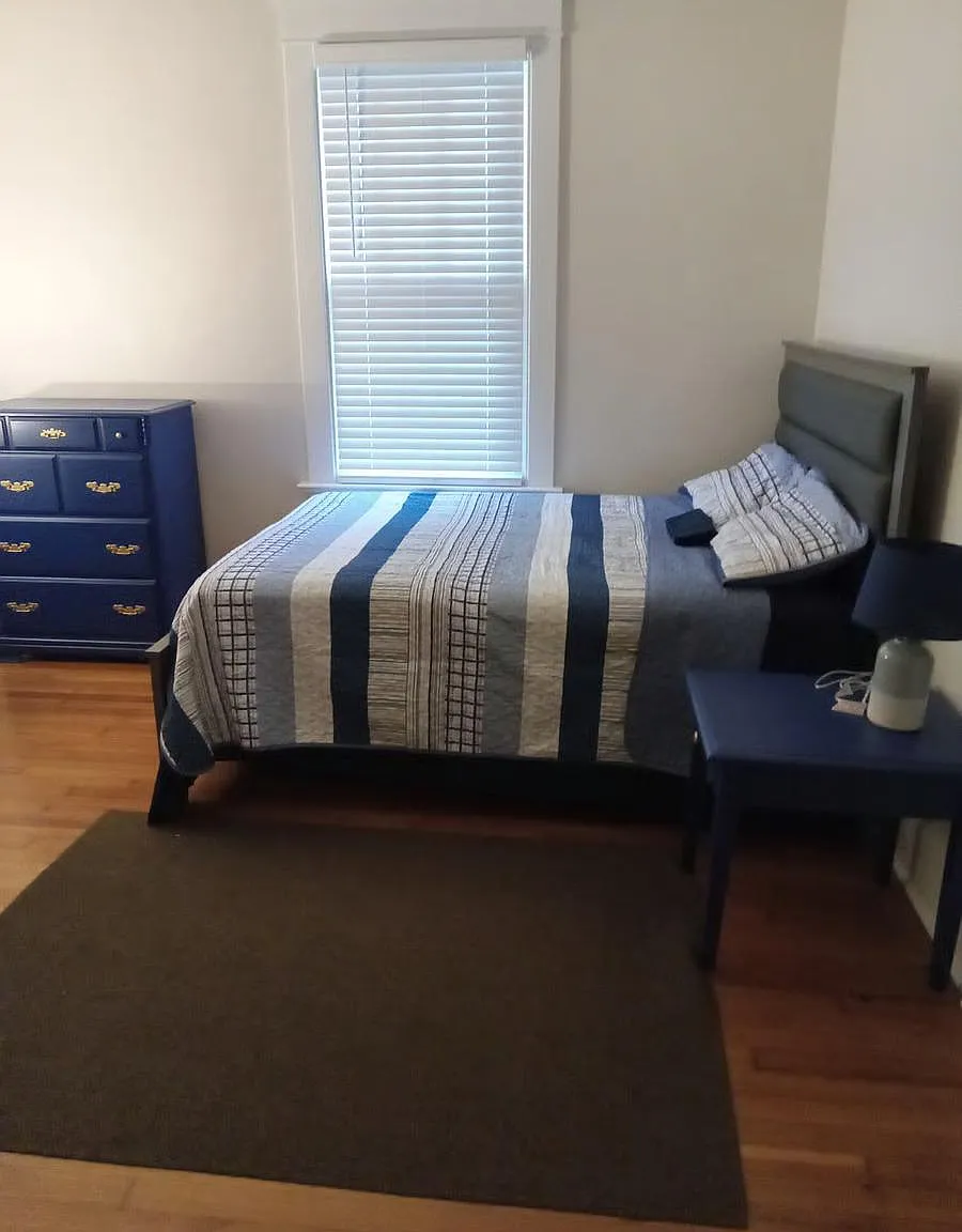 4 bed, 1.0 bath, 4100 sqft, $979 — Photo 1