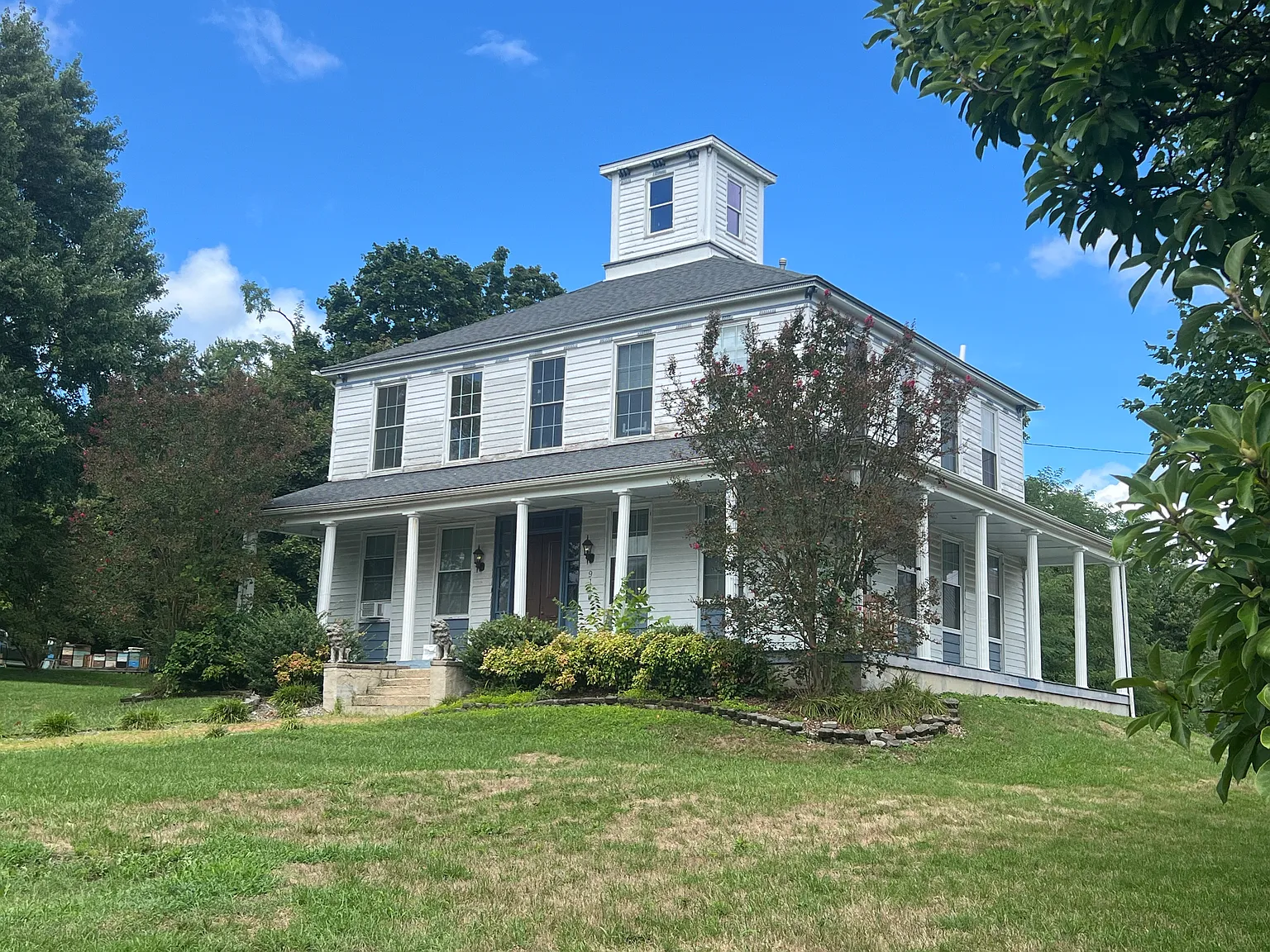 Brand new studio apartment in historic mansion — Photo 1