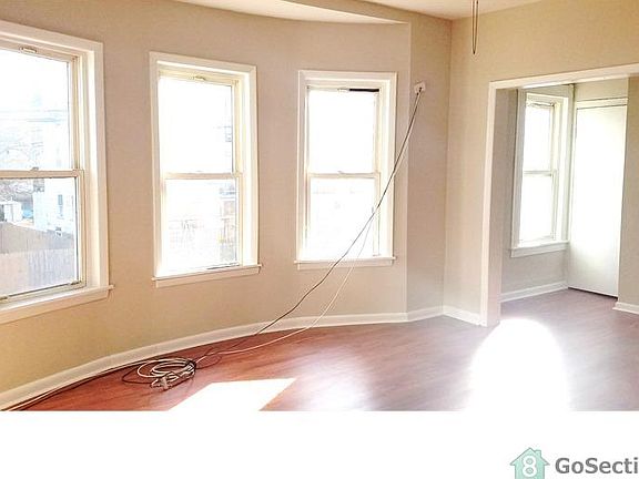 4th image of 908 Maplewood Ave