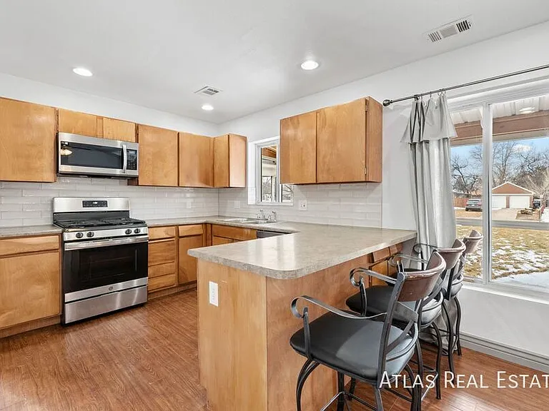 2020 N Oneida St — Photo 16