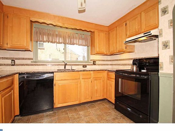 2nd image of 1307 Oak St