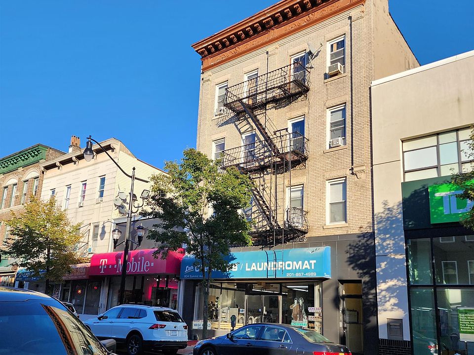 2nd image of 804 Summit Ave APT 1