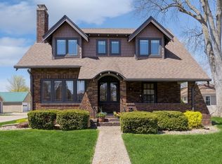 611 W 1st St, Pella, IA 50219