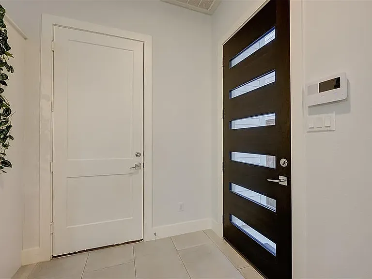 116 E 33rd St #B — Photo 3