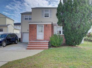 11 Gene Ln, Elmont, NY 11003