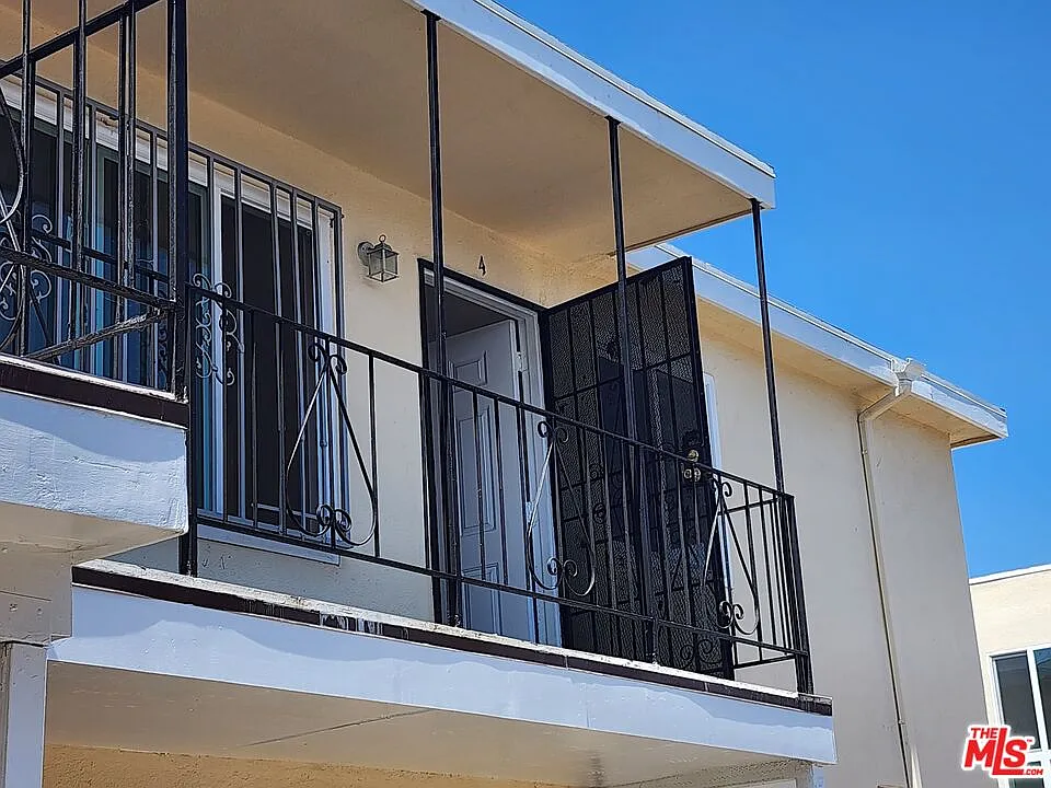 2 bed, 1.0 bath, 800 sqft, $2,200 — Photo 2