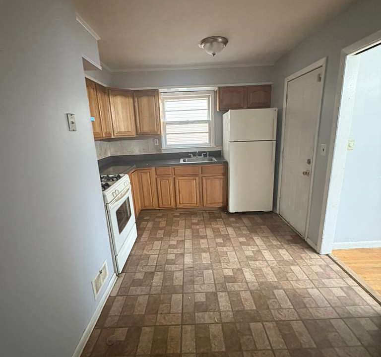 1st image of 15 Crescent Ct Floor 1