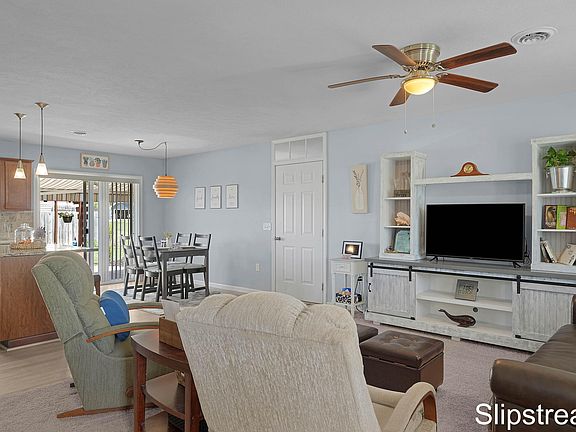 3rd image of 879 Harmony Dr NE
