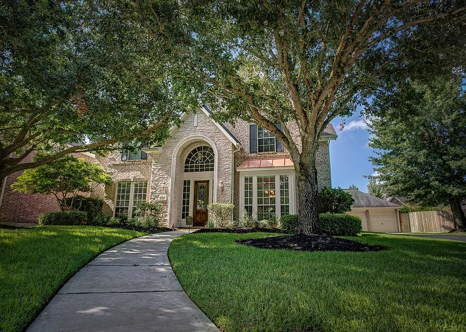 1st image of 15 Bentley Park Ct