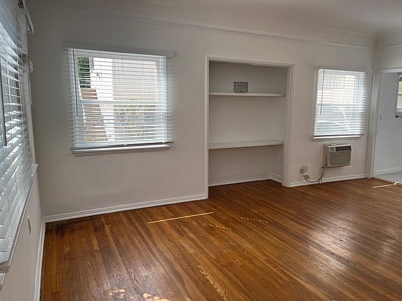3rd image of 11107 Camarillo St #11107