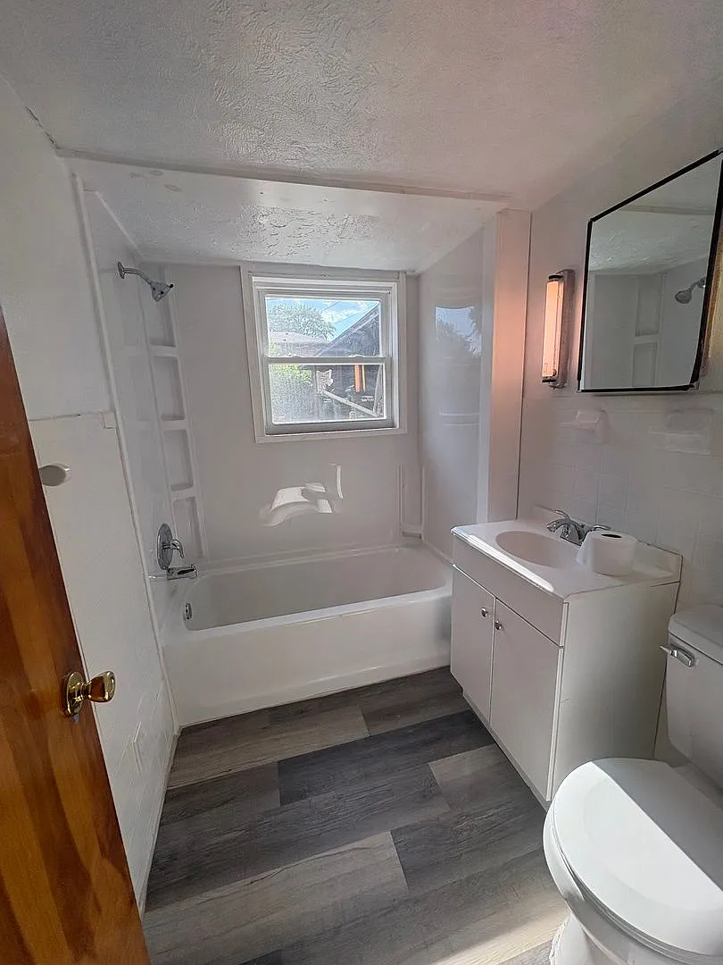 Spacious 1,200 Sq Ft Apt w/Garage Near Downtown Dayton — Photo 4