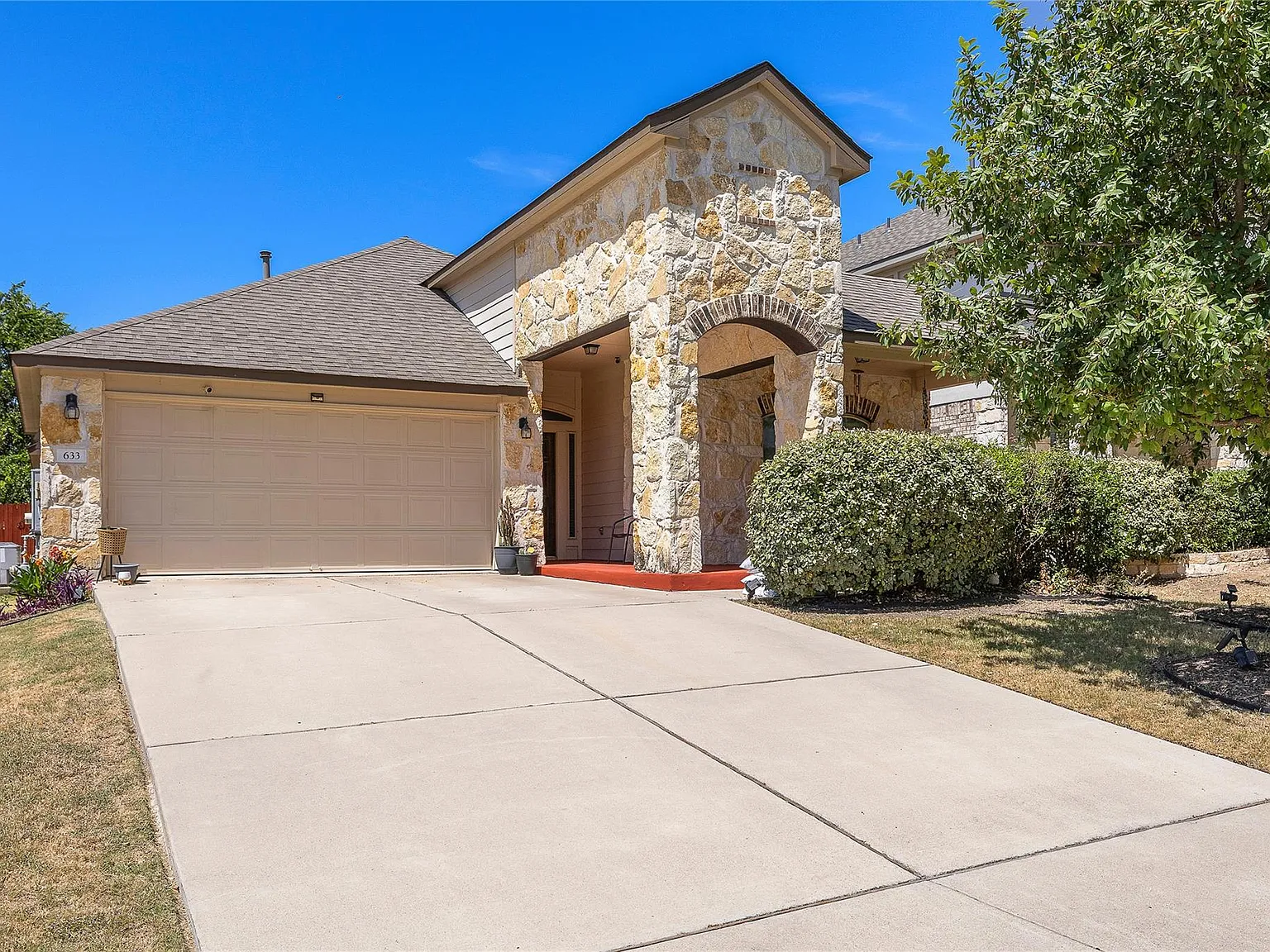 3 bed, 2.0 bath, 1920 sqft, $2,200 — Photo 2