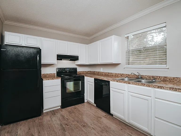 Parkwood Apartments — Photo 32