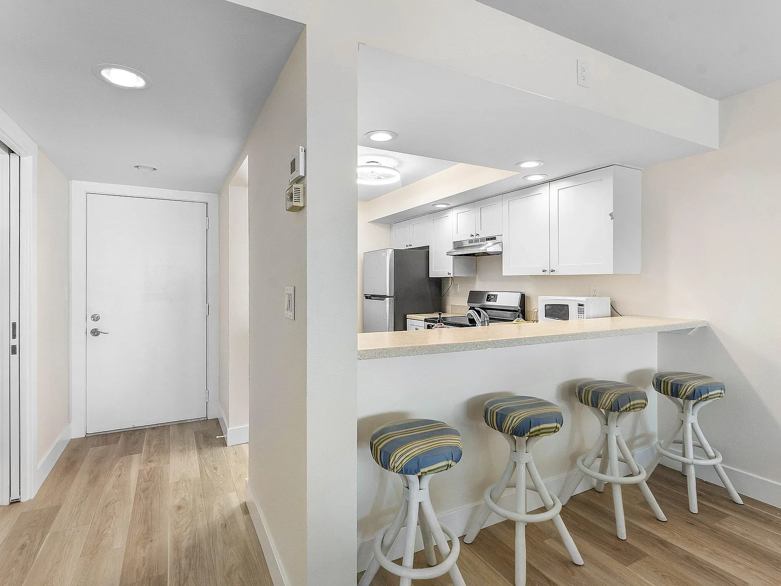2 bed, 2.0 bath, 1004 sqft, $2,200 — Photo 3