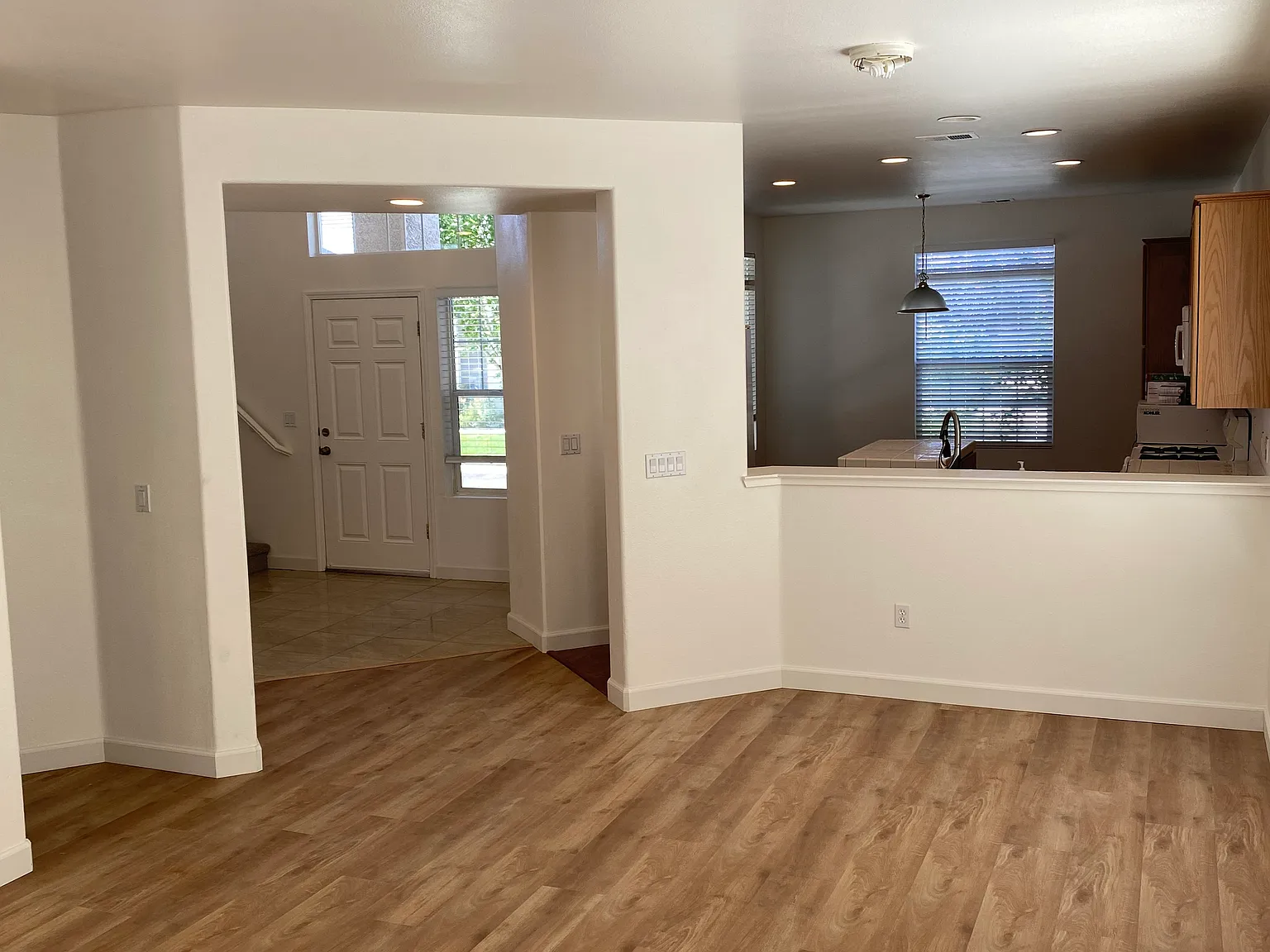 4 bed, 2.5 bath, 2125 sqft, $3,000 — Photo 2