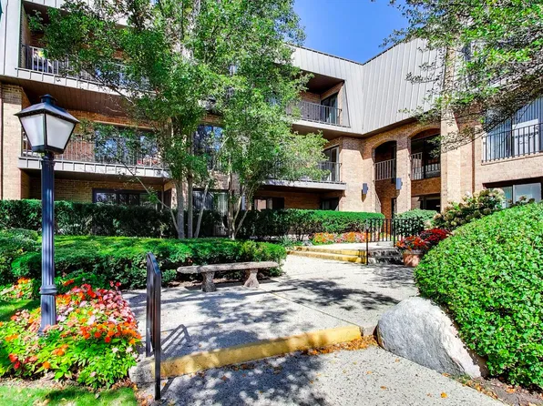 3 The Court Of Harborside APT 208, Northbrook, IL 60062