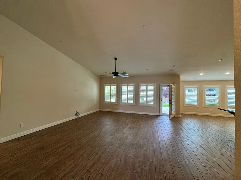 493 S Crescent Ln — Photo 2