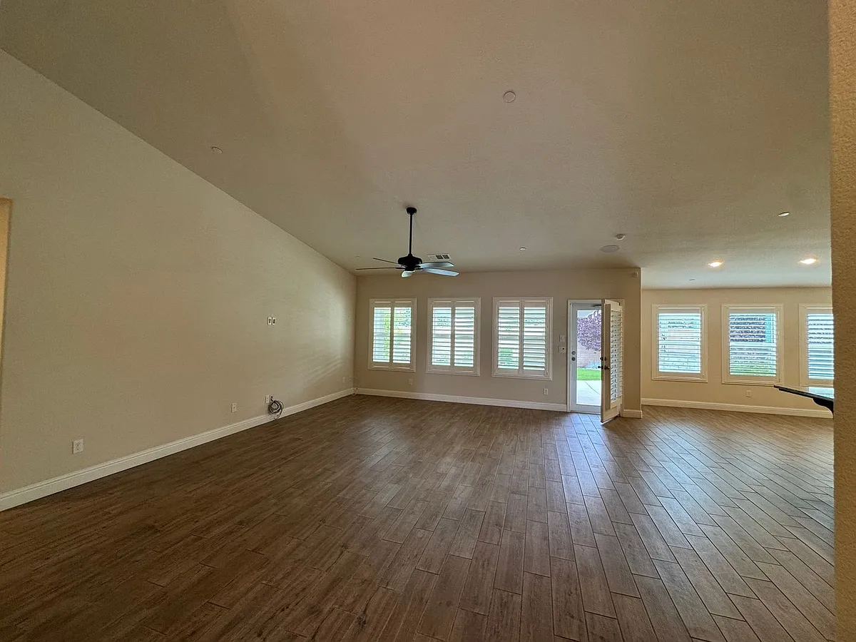 Building Photo - 493 S Crescent Ln