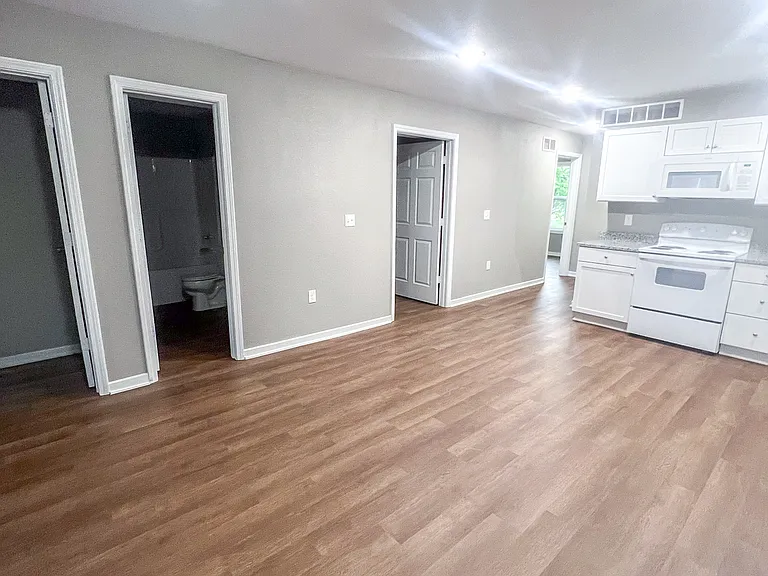 320 W South St — Photo 2