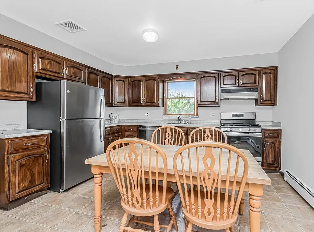 243 Lakeview Ave — Photo 4