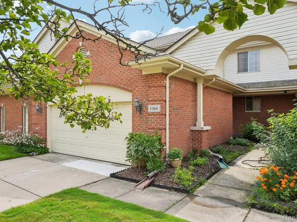 1060 Maya Ct, Troy, MI 48085