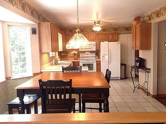 4th image of 404 Saint James Ct
