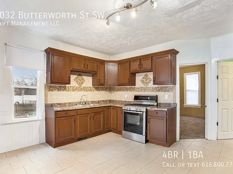 1032 Butterworth St SW — Photo 3