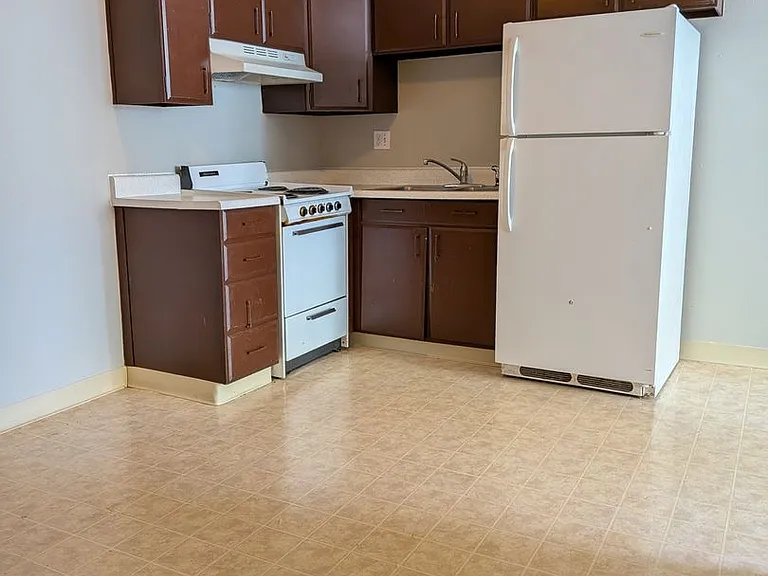 95 N Clarkson St Carolyn Arms Apartments — Photo 16
