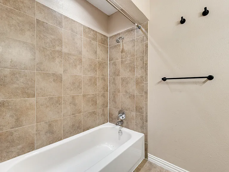 7204 Shadow Bend Dr — Photo 11