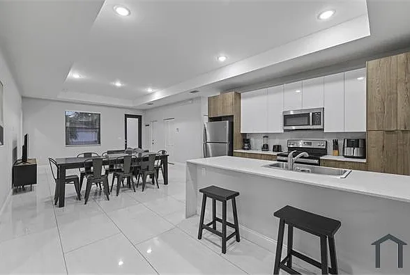 5 bed, 1822 sqft, $3,400 — Photo 2