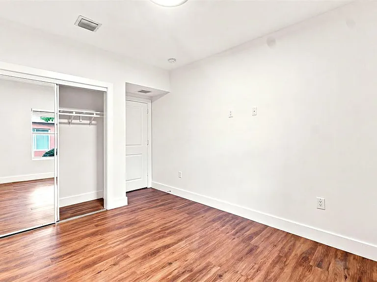 432 NE 16th St — Photo 9
