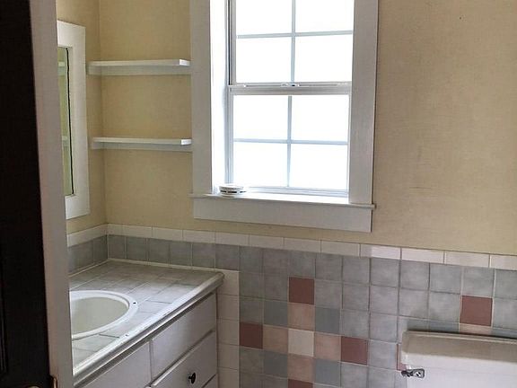5th image of 1223B Kenwood Dr