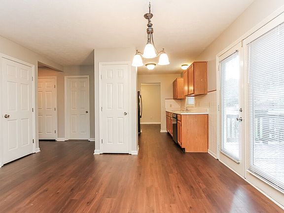 5th image of 944 Sheffield Dr