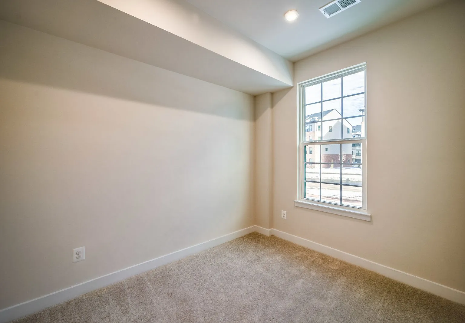 3 bed, 3.0 bath, 1664 sqft, $3,300 — Photo 3