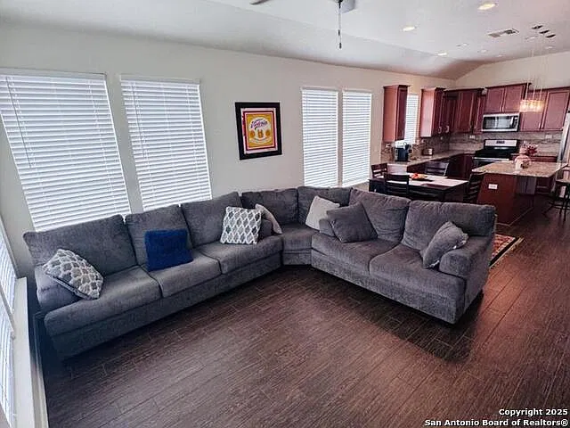 3 bed, 2.0 bath, 1581 sqft, $2,099 — Photo 3