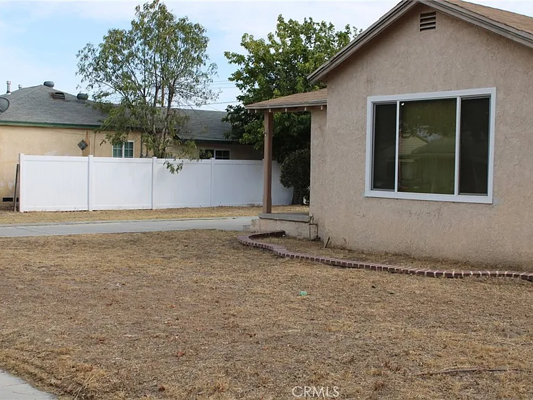 965 Florence Ave — Photo 2