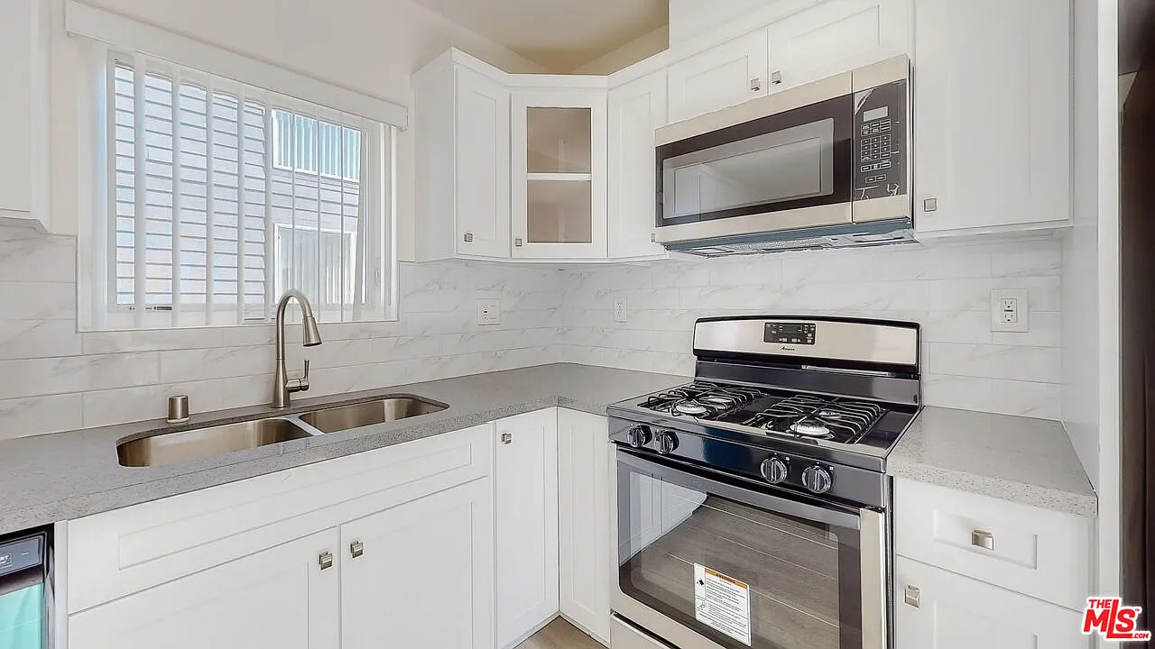 2 bed, 1.5 bath, 1200 sqft, $3,199 — Photo 2