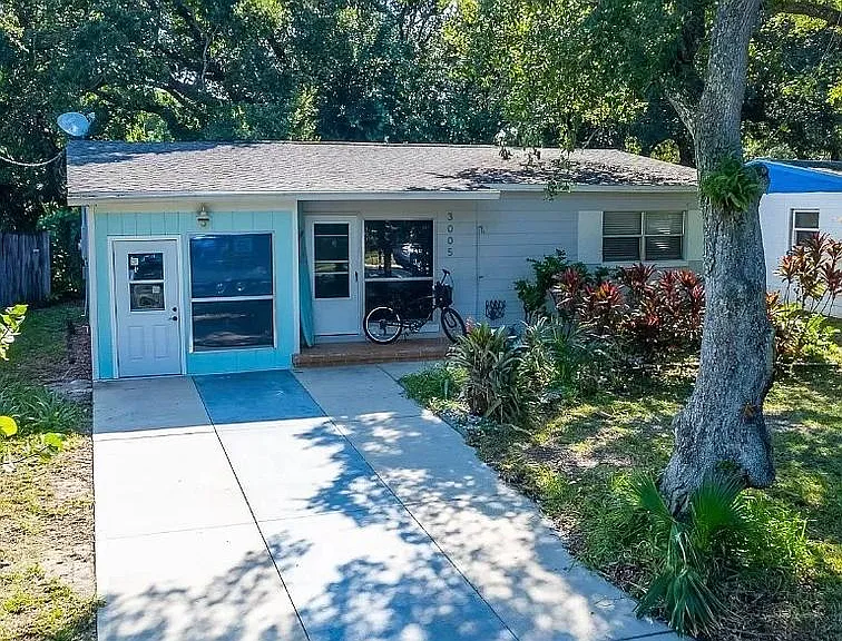 3005 Saxon Dr — Photo 1