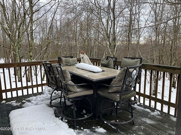 4th image of 124 Upper Notch Rd