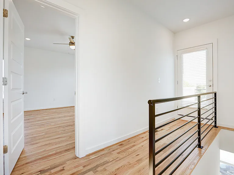 218 W 12th St #B — Photo 11