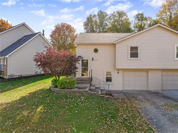 8224 Perry St, Overland Park, KS 66204