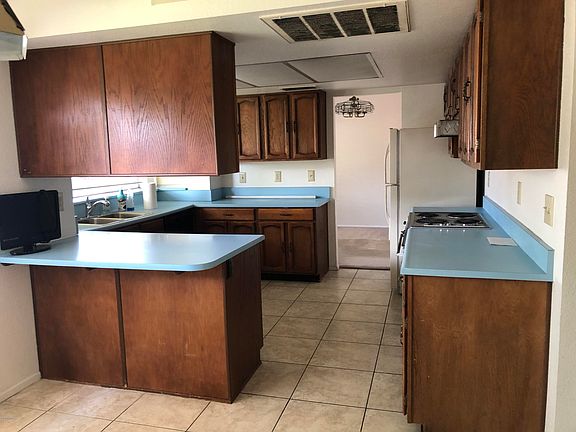 3rd image of 729 E Chilton Dr