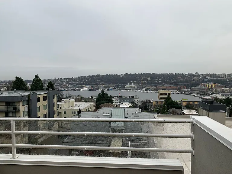 1233 Taylor Ave N — Photo 8