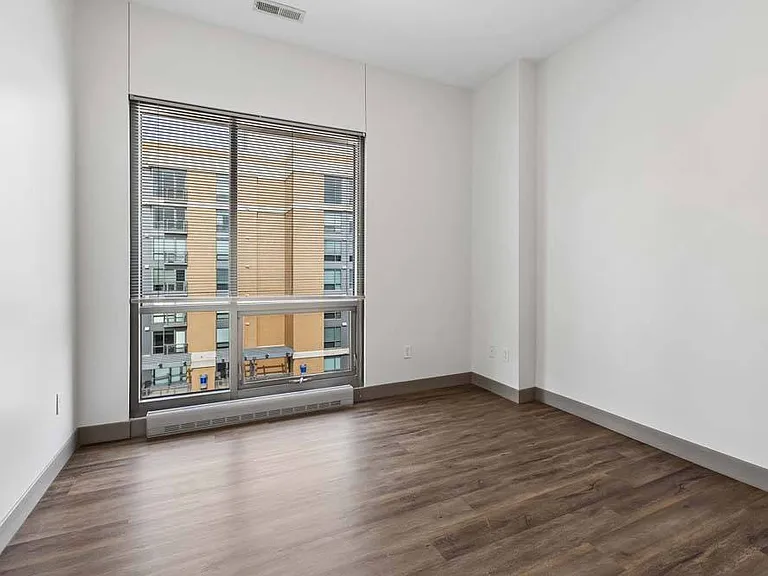 Midtown Crossing Apartments — Photo 96