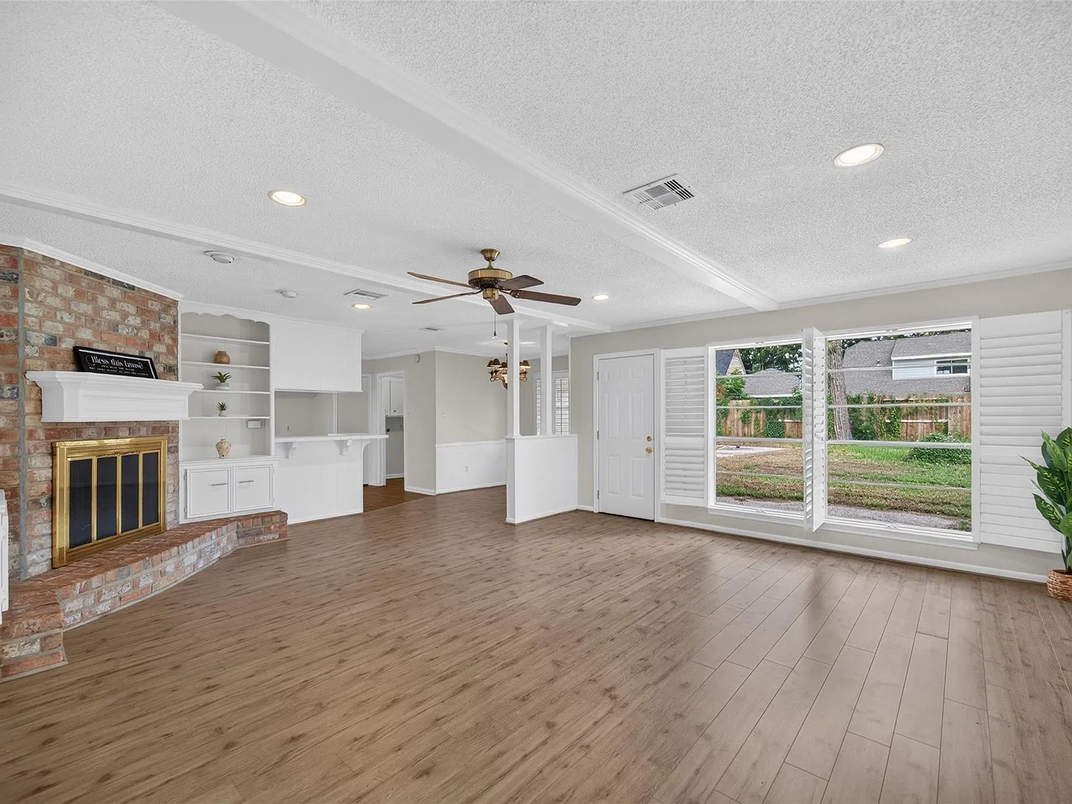 4 bed, 2.0 bath, 2258 sqft, $2,000 — Photo 1