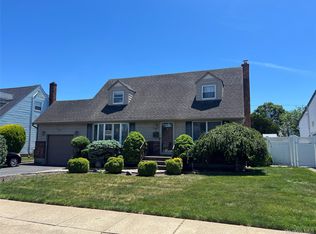 41 Ontario Ave, Plainview, NY 11803