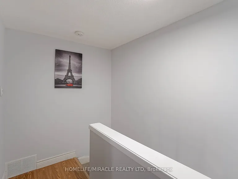 30 Hoskins Sq — Photo 17