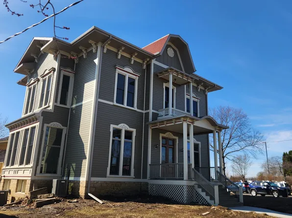 890 W 3rd St, Dubuque, IA 52001