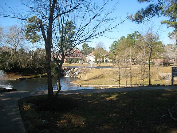 Park, Lake & nature trail only 2 doors down